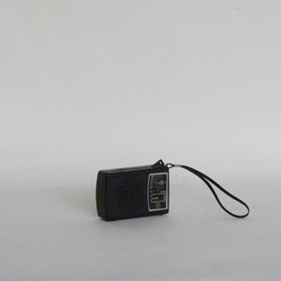 E16-3 transistor pequeño negro